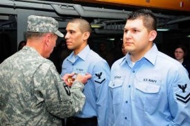 Generál Petraeus vyznamenává vojáky na lodi Nimitz.