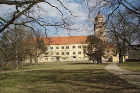 Na zámku v Moravském Krumlově je vystavována Slovanská epopej Alfonse Muchy.