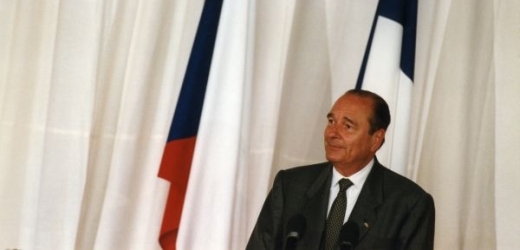 Soud s bývalým francouzským prezidentem Jacquesem Chirakem, který čelí obvinění ze zneužití veřejných prostředků, se uskuteční příští rok. 