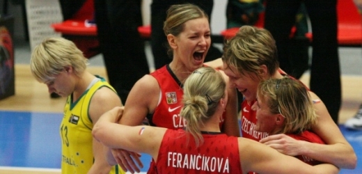 Hráčky Česka se radují z výhry a postupu do semifinále.