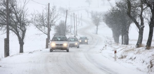 Návrh ministerstva dopravy, který měl řidičům uložit povinnost používat zimní pneumatiky po celé zimní období, se nepodařilo prosadit (ilustrační foto).