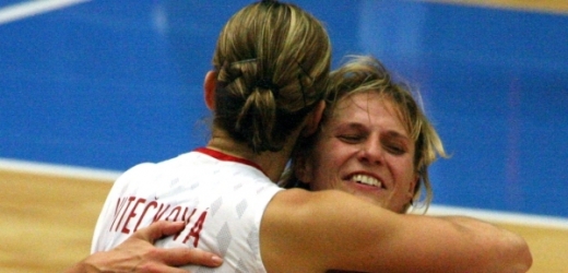Hana Horáková a Eva Vítečková (zády) se radují z výhry a postupu do finále.