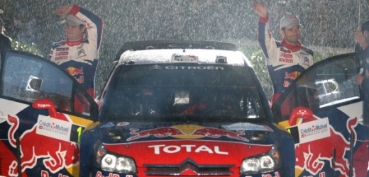 Sébastien Loeb (vpravo) v cíli Francouzské rallye.