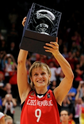 Kapitánka Hana Horáková s trofejí pro nejužitečnější hráčku šampionátu.