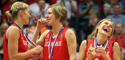 Zleva Ivana Večeřová, Jana Veselá a Hana Horáková se stříbrnými medailemi.