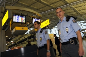 Také pražské ruzyňské letiště přijalo přísnější bezpečnostní opatření.