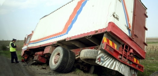 Kamion zatarasil celý jízdní pruh (ilustrační foto).