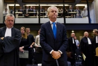 Blonďák Wilders ve své oblíbené modré kravatě před soudem.