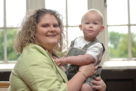 Louise Brownová, první dítě ze zkumavky, už je sama matkou. V prosinci 2006 se jí narodil syn Cameron.
