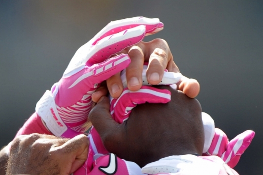 Hráči amrického fotbalu se připojili ke kampani v boji proti rakovině prsu.