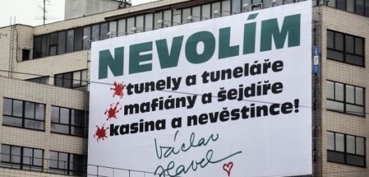 Bývalý prezident Václav Havel na billboardu oznámil, koho nehodlá v říjnu volit.