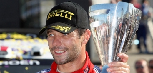 Sébastien Loeb s pohárem pro vítěze Francouzské rallye.