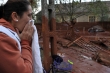 Žena pláče při pohledu na svůj dům zaplavený kalem v Devecseru.