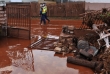 Z nádrže vyteklo až 700 tisíc kubických metrů červeného kalu, který ihned poté zaplavil části obcí Kolontár a Devecser. Kal pronikl také do dalších tří obcí.
