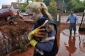 Tunde Erdelyiová zachránila svou kočku János Kis, když se snažila dostat do jejich zaplaveného domu.