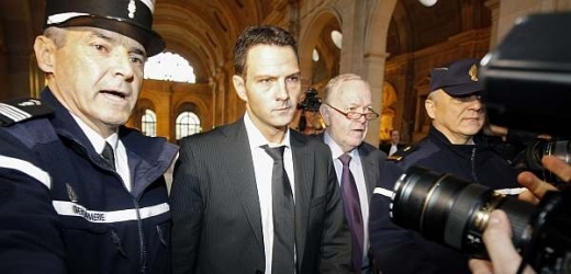 Finančník Jérôme Kerviel dostal u pařížského soudu tříletý trest.