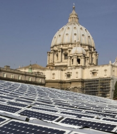Solární panely na posluchárně Pavla VI., Vatikán.