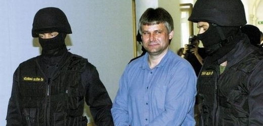 Jiří Kajínek je přiváděn eskortou při minulém pokusu o soudní obnovu procesu