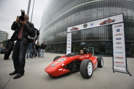 Formule nakonec zapózovala u Národní technické knihovny.