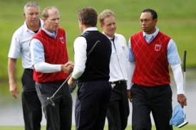 Tiger Woods (vpravo) po prohrané čtyřhře.