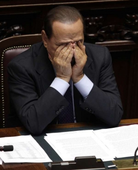 V parlamentu Fini ještě Berlusconiho podpořil.