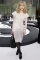 Courtney Loveová dorazila na přehlídku v jednoduchých bílých šatech, černých doplňcích a poněkud střapatém účesu.