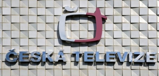 Česká televize potřebuje na výběr poplatků pomocnou ruku.