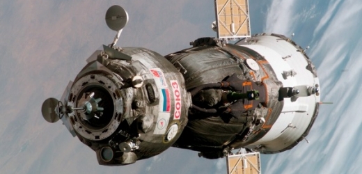 Kosmická loď Sojuz. Ta nejnovější byla poškozena při dopravě na Bajkonur.