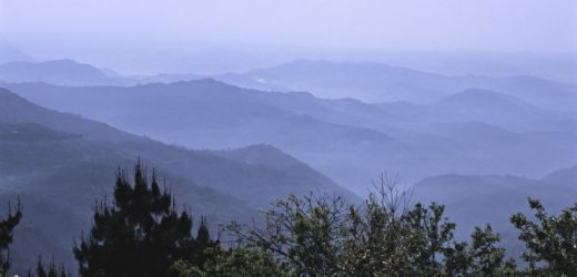 Jazykem koro hovoří tucet vesnic odříznutých strmými svahy a horskými bystřinami.
