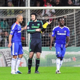 Petr Čech (uprostřed) se spoluhráči s Chelsea.