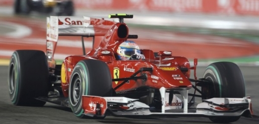 Fernando Alonso v monopostu ferrari.