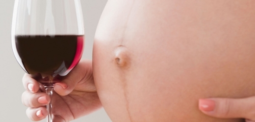 Malé množství alkoholu těhotným neublíží.