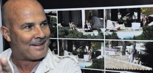 Antonello Zappadu vystavuje fotky z Berlusconiho vily.