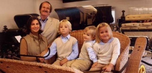 Vévoda Dom Duarte de Braganca s chotí a třemi dítky.