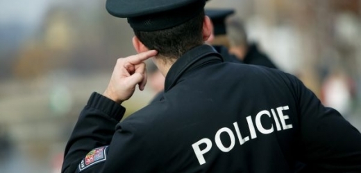 Neznámý muž vydávající se za policistu okrádá v Hradci Králové školáky (ilustrační foto).