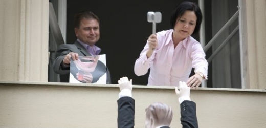 Kandidátka na pražského primátora Markéta Reedová (VV) při protikorupčním happeningu.