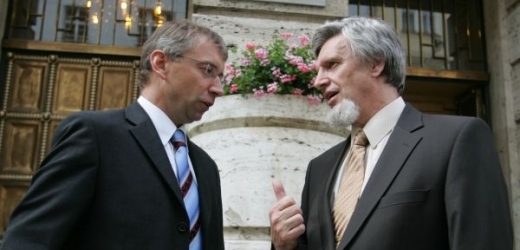 Ministr práce a sociálních věcí Jaromír Drábek (vlevo) se svým náměstkem Petrem Šimerkou.
