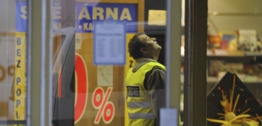 Granát, který minulý týden vybuchl při přepadení směnárny v Krnově, zřejmě pocházel ze skladů armády. 