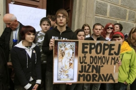 Proti stěhování Slovanské epopeje včera v Moravském Krumlově protestovali studenti.