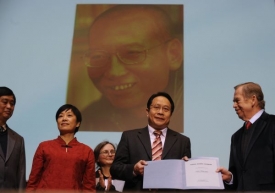 Čínští signatáři Charty 08. Václav Havel v roce 2009 udělil cenu Homo Homini, Liou Siao-po si ji však vyzvednout nemohl.