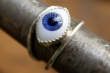 Lidské oko se může na majitelku dívat i z jejího prstenu.