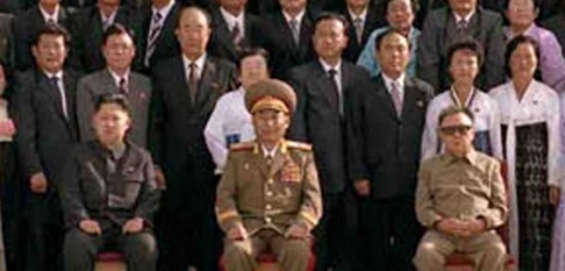 Vpravo současný vůdce, Kim Čong-il, vlevo jeho syn Kim Čong-un.