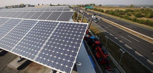 Zdražení elektřiny kvůli solárním elektrárnám má vláda kompenzovat, požadují firmy.