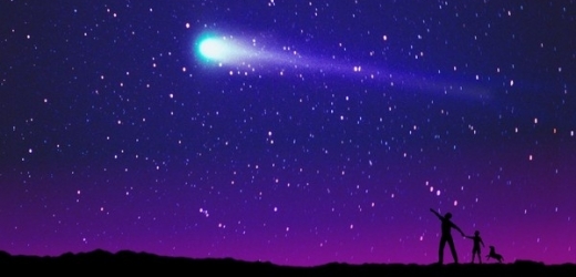Kometa by měla být vidět pouhým okem, ale nepříliš výrazně. Lepší bude použít alespoň jednoduchý dalekohled.