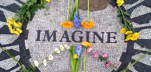 Mozaika, kterou věnovala městu New York vdova po Lennonovi Yoko Ono. 