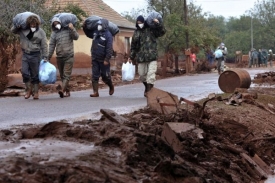 Lidé z vesnice Kolontar, zasažené rudým bahnem, opouštějí své domovy.