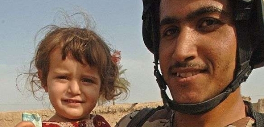 Štastný Irák? Voják s holčičkou.