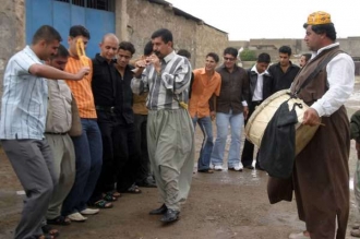 Kurdové se radují z rozsudku nad Saddámem (2006).