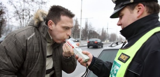 Jízdu pod vlivem alkoholu mohou policisté potrestat až rokem vězení (ilustrační foto).