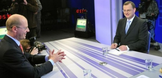 Představitelé vládní koalice a opozice, předseda ODS Petr Nečas (vpravo) a šéf ČSSD Bohuslav Sobotka, se dnes setkali v pořadu Partie na televizi Prima.
